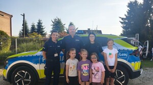 policjanci na pikniku rodzinnym