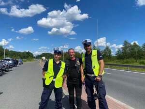 policjanci z motocyklistą