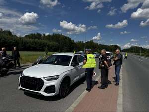 policjant wraz z motocyklistami podczas akcji Zmieścimy się wszyscy