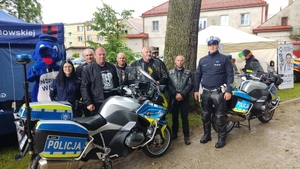 grupa motocyklowa z policjantami