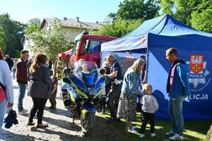 Motocykl policyjny przed stoiskiem profilaktycznym