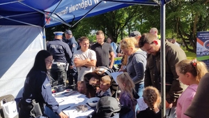 Policjantka na stoisku promocyjnym