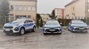 nowe radiowozy na parkingu tutejszej jednostki Policji od lewej kia sportage oraz dwie toyoty