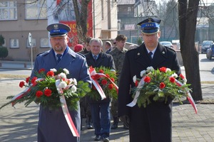 Komendant Powiatowy składa wieniec przed pomnikiem ku czci poległych Synów Miasta Dąbrowy w Parku Miejskim im. „100-lecia Odzyskania Niepodległości” w Dąbrowie Tarnowskiej