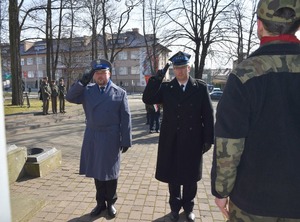 Komendant Powiatowy oddaje honory przed pomnikiem ku czci poległych Synów Miasta Dąbrowy w Parku Miejskim im. „100-lecia Odzyskania Niepodległości” w Dąbrowie Tarnowskiej