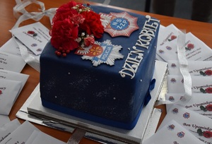 zdjęcie przedstawia tort z okazji Dnia Kobiet, obok tortu leżą bony upominkowe