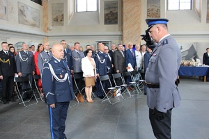 dowódca uroczystości składa meldunek Zastępcy Komendanta Wojewódzkiego Policji w Krakowie w tle zaproszeni goście