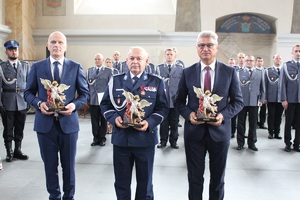 uhonorowani statuetkami od lewej Zastępca Biura Dyrektora Logistyki, Zastępca Komendanta Wojewódzkiego Policji i Poseł na sejm RP