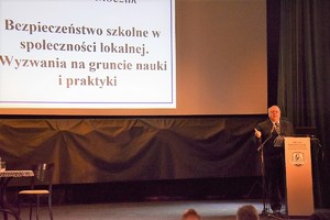 wykłada profesor Moczuk ubrany w szary garnitur za mównicą