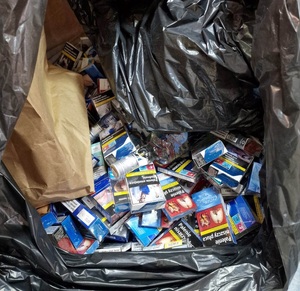 skradzione papierosy, alkohol w czarnym worku foliowym