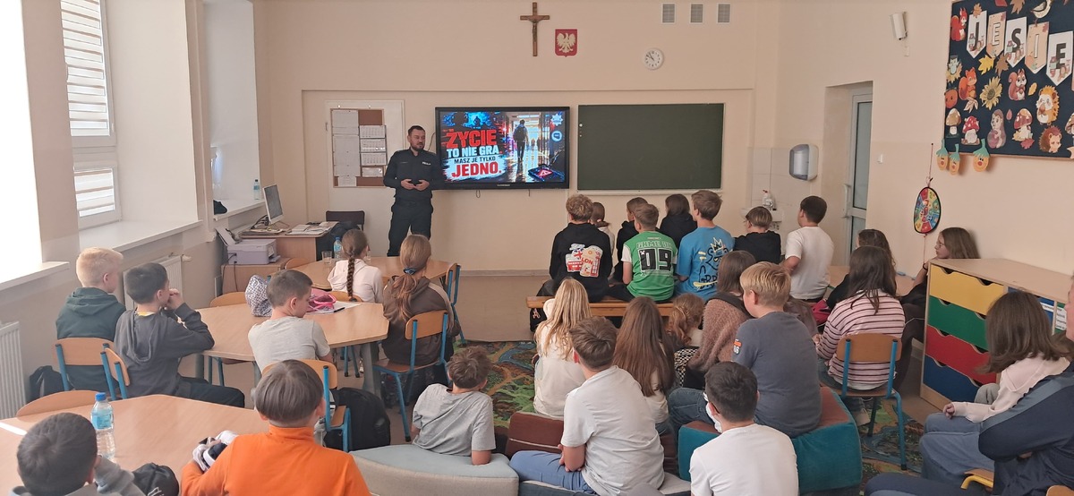Policjanci z Dąbrowy Tarnowskiej edukowali młodzież w Luszowicach